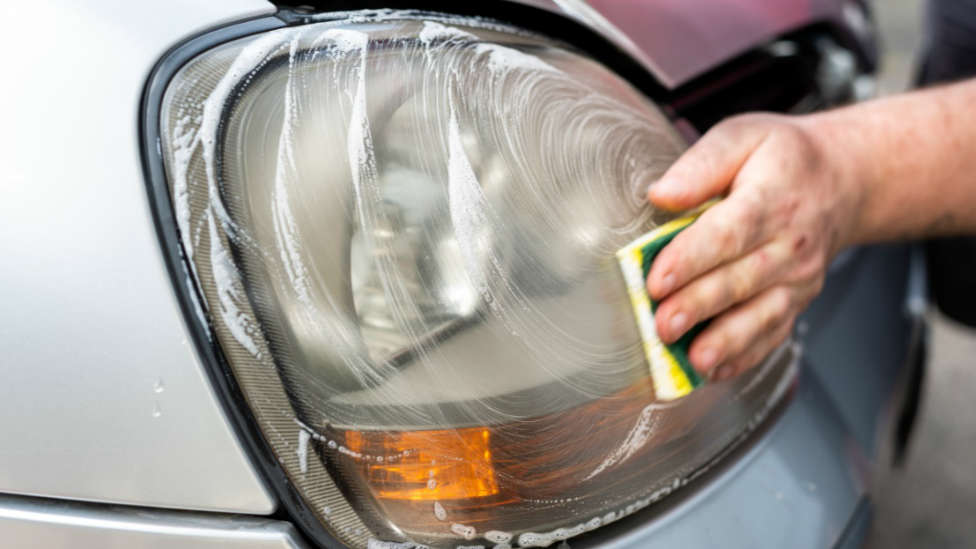 Limpiar los faros de tu coche nunca había sido tan fácil gracias a este descubrimiento