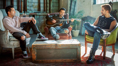 Luis Fonsi une sus fuerzas con Cali y El Dandee para lanzar el nuevo adelanto de su álbum "Ley de gravedad"