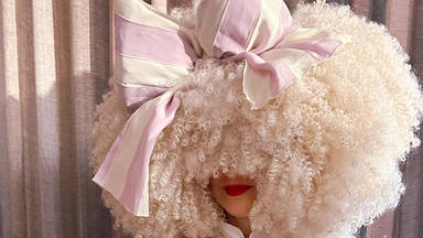 Aquí está el videoclip de 'Gimme Love': "Sia en un traje todo blanco, gente bailando y un perro"