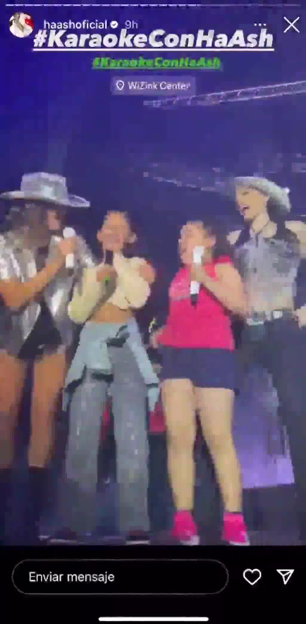 Ha*Ash cantando con dos fans sobre el escenario de WiZink Center