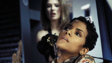 Halle Berry en una de las escenas de 'Muere otro día'