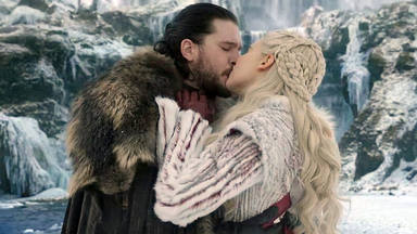 Kit Harington y Emilia Clarke se besan en 'Juego de Tronos' como Jon Snow y Daenerys Targaryen
