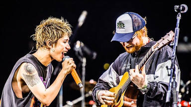Ed Sheeran se sube de nuevo al escenario en Tokio con el cuarteto ONE OK ROCK