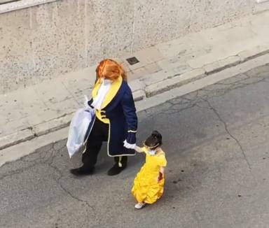 El padre y la hija disfrazados tirando la basura que sorprendieron a las redes sociales