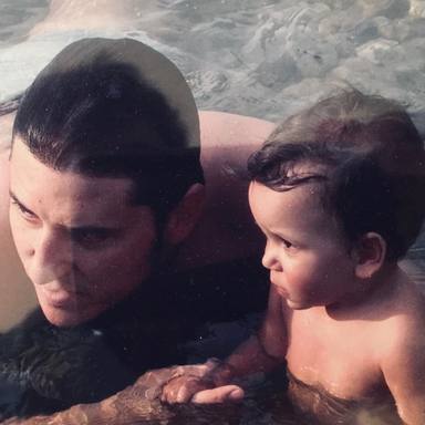 Manel Fuentes junto a su hijo Max cuando era un bebé