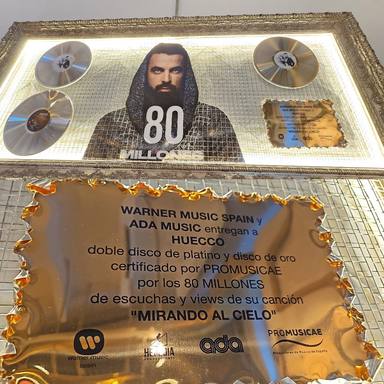 Huecco recibe el doble Disco de Platino y el Disco de Oro por Mirando al cielo