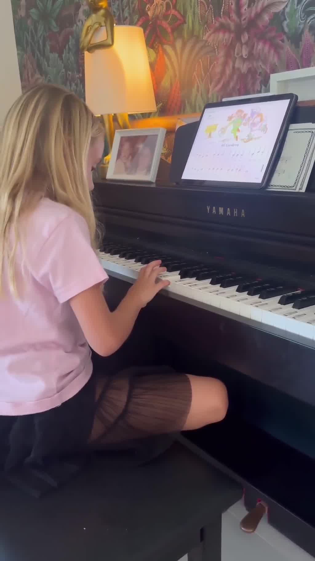 Chloé, la hija de Manuel Carrasco y Almudena Navalón, hace sus pinitos a las teclas de un piano