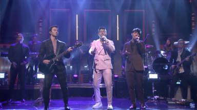 Jonas Brothers en el 'late night' de Jimmy Fallon