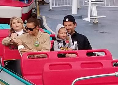 Bradyley Cooper, Irina Shayk y su hija Lea disfrutan de un dia en DisneyLand