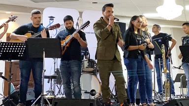 Luis Fonsi participa en la entrega de instrumentos en una escuela musical de Puerto Rico