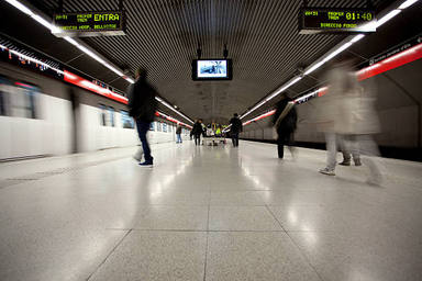 Els serveis de metro i autobús s'han ampliat i millorat els dissabtes, diumenges i festius