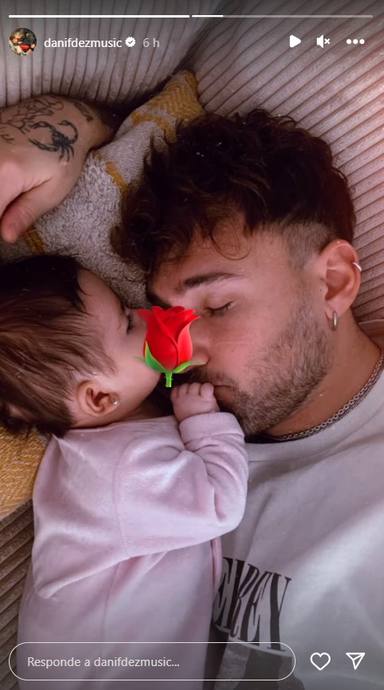 Dani Fernández y la imagen al lado de su hija durmiendo que nos ha tocado el corazón