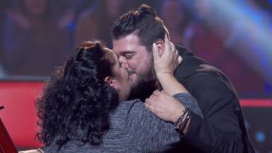 La concursante 'Tata' (Rosario) besa a Antonio Orozco, tras entrar en su equipo