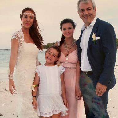 Carlos Sobera junto a su mujer y sus hijas el día de su boda