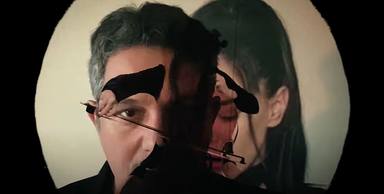 Aquí está el nuevo y brillante videoclip de Alejando Sanz y Beatriz Luengo para la canción 'Ojos de Mandela'
