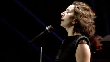 Luz Casal ha preparado su primer disco en directo junto a la Real Filharmonía de Galicia: 'Solo esta noche'
