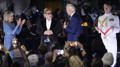 Elton John recibe por sorpresa la medalla nacional de las humanidades de EEUU de manos del presidente Biden