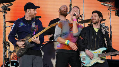 Coldplay cierra su concierto en Atenas con una nueva canción, tras el intento de un fan por subir al escenario