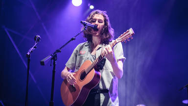 La reflexión de Hozier tras su paso por el Newport Folk Festival: "Una antorcha que todavía ilumina el camino"