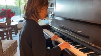 Jan un niño prodigio de la música tocando el piano