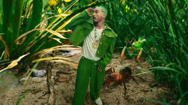 J Balvin se pasea entre hormigas en el videoclip de "Verde"