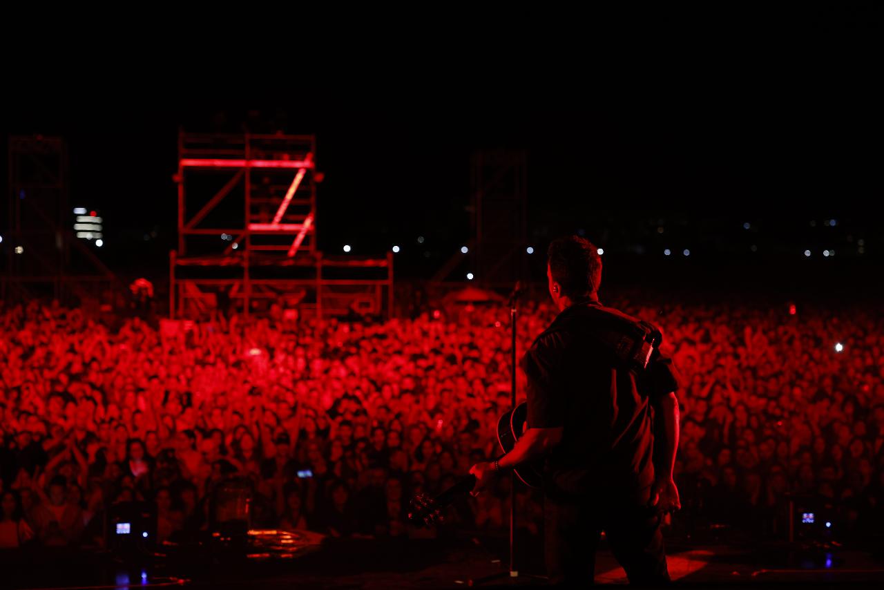 Luis Fonsi eleva a épico su multitudinario concierto en Laredo (Cantabria) reuniendo a 30.000 personas