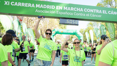 Ana Mena junto a Sonia Santamaría, su publicista, tras correr la carrera contra el cáncer