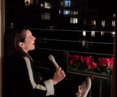 Ruth Lorenzo cantando desde su balcón durante la cuarentena