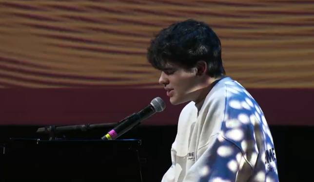 Iñigo Quintero impresiona cantando por primera vez en directo ‘Lo que queda de mí’ al piano