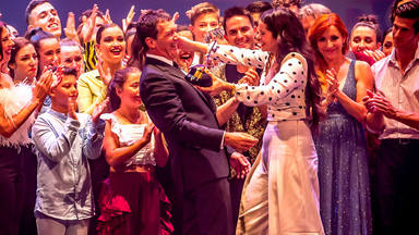 Rosalía recibe un premio de manos de Antonio Banderas y canta en directo