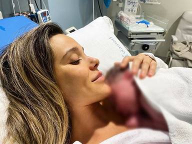 Lorrena Gómez con su bebé en brazos en el hospital nada más nacer