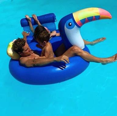 David Bisbal se divierte con sus hijos, Ella y Matteo, en la piscina para inaugurar el verano