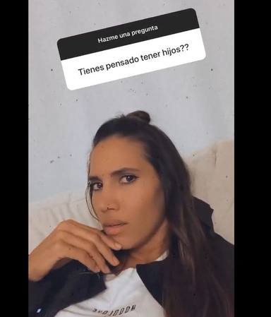 India Martínez respondiendo a la pregunta de sus fans