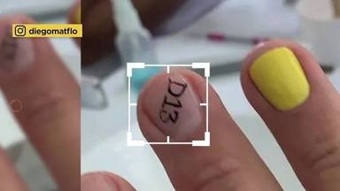 Diego Matamoros se pinta las uñas con uno de los símbolos de su relación con Estela Grande
