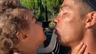 Divertido vídeo de Cristiano Ronaldo con su hija Alana Martina beso