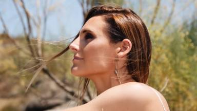 Conchita reeditará la canción titulada 'Rodeando Precipicios' con la presencia y voz de Ismael Serrano