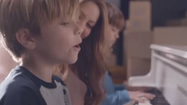 Shakira, Milan y Sasha tocan el piano y cantan juntos 'Acróstico' protagonizando, además, el videoclip oficial