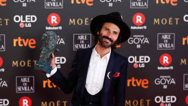 Leiva con el Premio Goya que recibió en 2018 (el primero de los dos que tiene) en sus manos