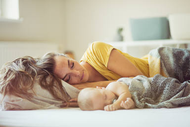 El riesgo que corre tu bebé al dormir en la cama contigo