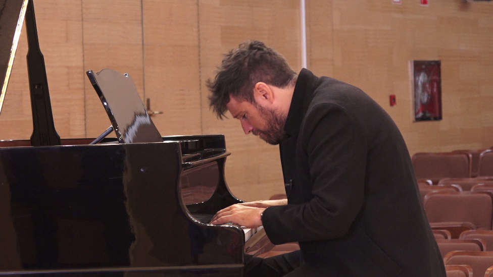 La relación de Pablo López con el piano: todo lo que desvela su expresión corporal