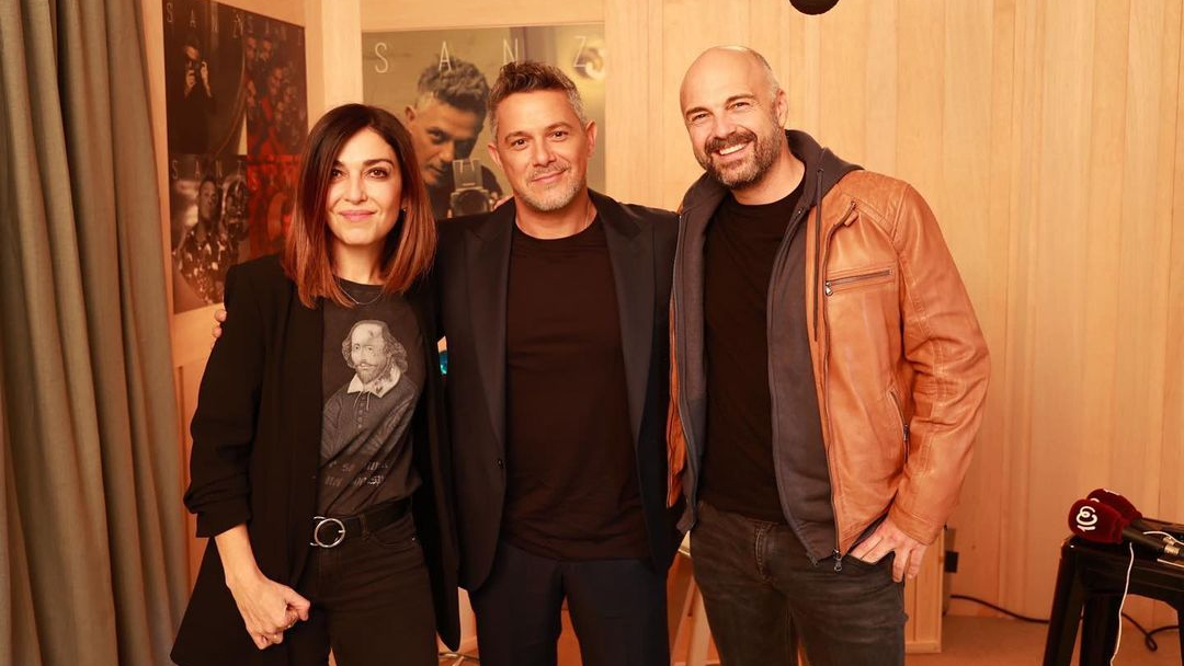 Javi Nieves y Mar Amate entrevistan a Alejandro Sanz con motivo del lanzamiento de su álbum 'Sanz'