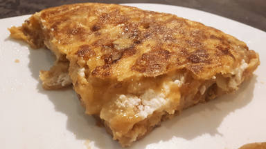 Tortilla de patatas con queso de cabra