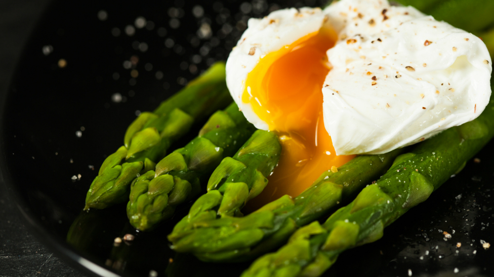 ¿Sabes para qué es necesario desayunar huevos y espárragos?