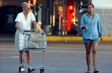 El doctor Iglesias Puga pasea junto a su mujer, Ronna Keitt, en las calles de Jacksonville / EFE