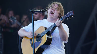 El público de Lewis Capaldi vuelve a cantar por él al verse imposibilitado a hacerlo víctima de sus temblores