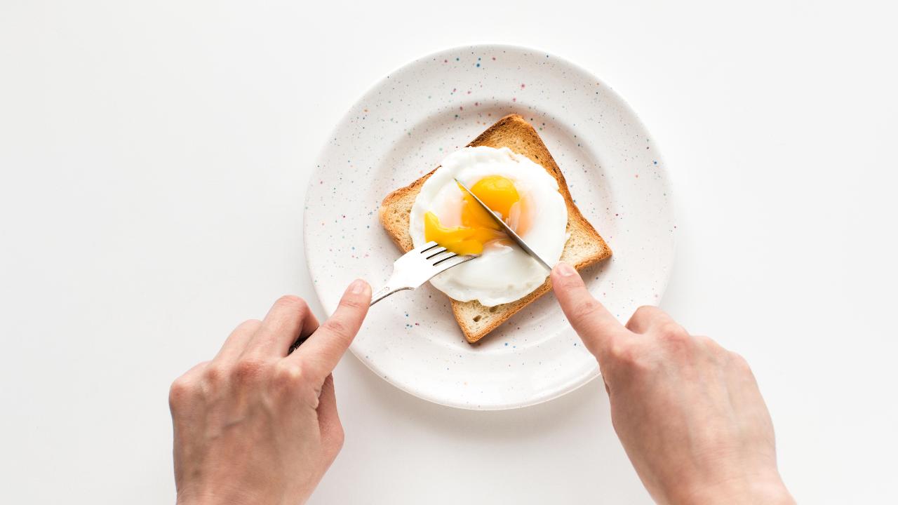 El desayuno que debes tomar para no tener hambre en toda la mañana y lo que debes evitar