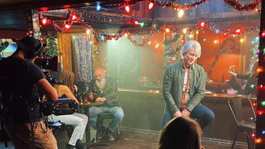 El videoclip de Bon Jovi para 'Christmas Isn’t Christmas' o como celebrar la Navidad en un karaoke