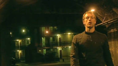 Chris Martin, vocalista de Coldplay, en una imagen del videoclip de 'Fix You'