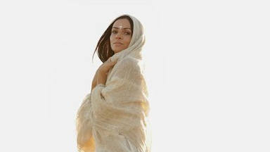 Raquel del Rosario en una imagen del videoclip de 'La voz olvidada', su regreso musical