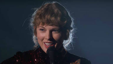 Taylor Swift volvió a sus raíces interpretando "Betty" en los Premios de la Academia de Música Country